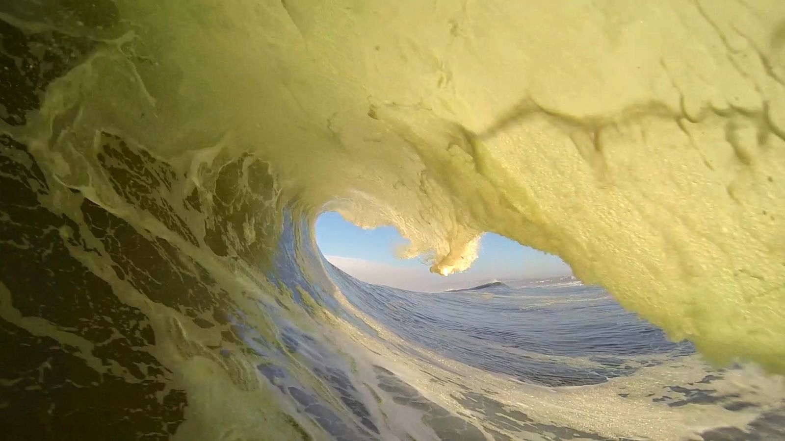 Um surfista pega 2 tubos em uma mesma onda