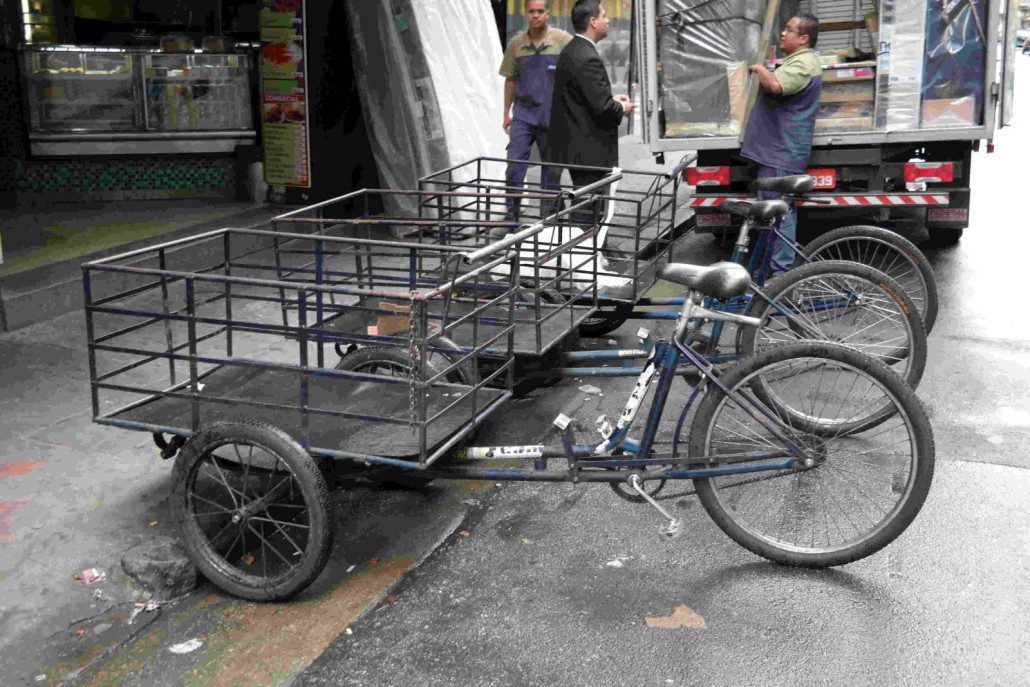 No centro de São Paulo, essas bicicletas nunca perderam a sua força. Agora, muitos comerciantes voltaram a usar esse tipo de bicicleta na entrega das mercadorias.