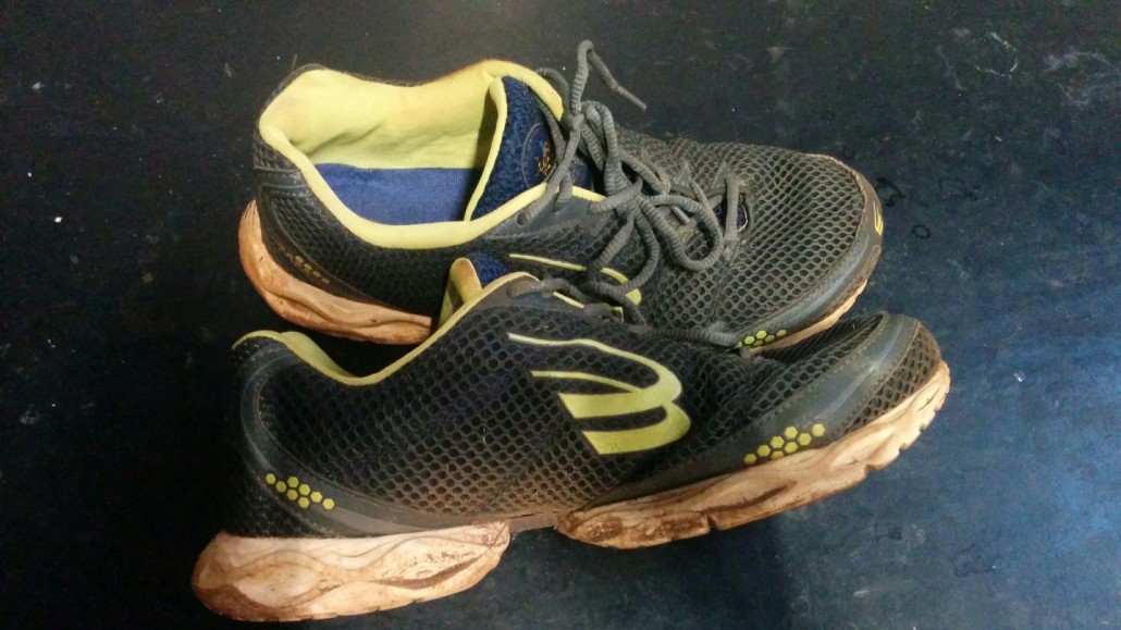 Após 500km de uso. Apesar da sujeira (eu só corro na trilha) o calçado encontra-se inteiro e sem deformações no solado ou cabedal.