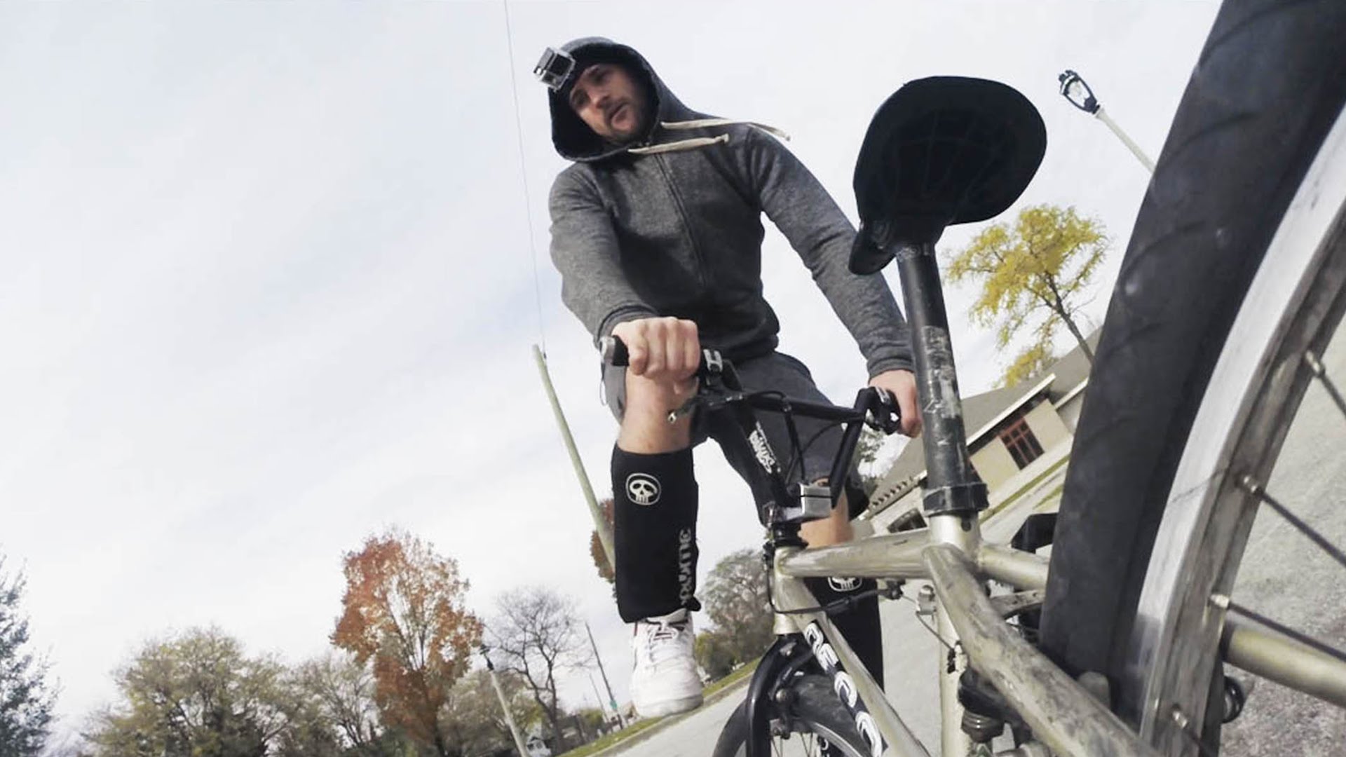 Ele esqueceu o skate no skate park e resolveu buscá-lo de bicicleta.. tomando o caminho mais longo!