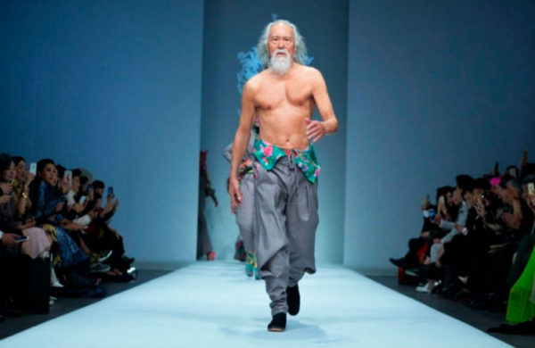 Deshun Wang se tornou modelo sex symbol aos 80 anos graças a uma rotina de exercícios e vida saudável.