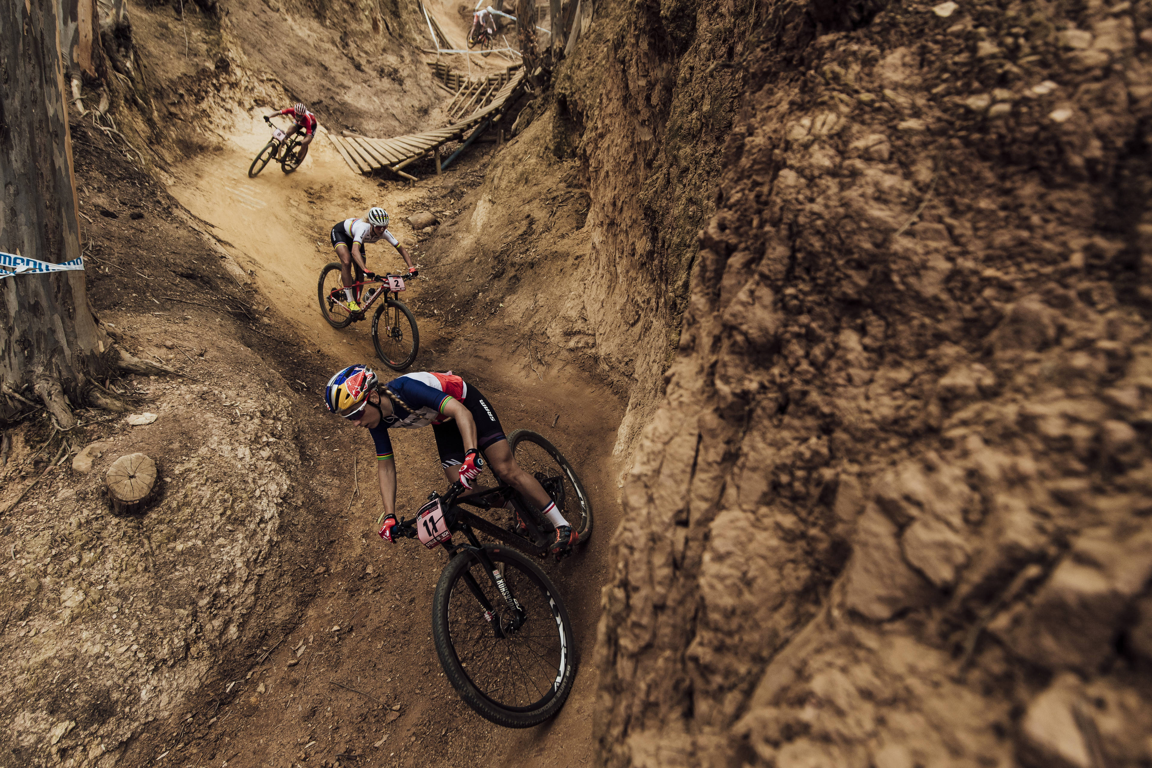 meninas andando em pista de xco