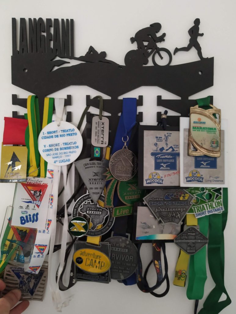 porta medalhas personalizado triathlon da Aimará Decor